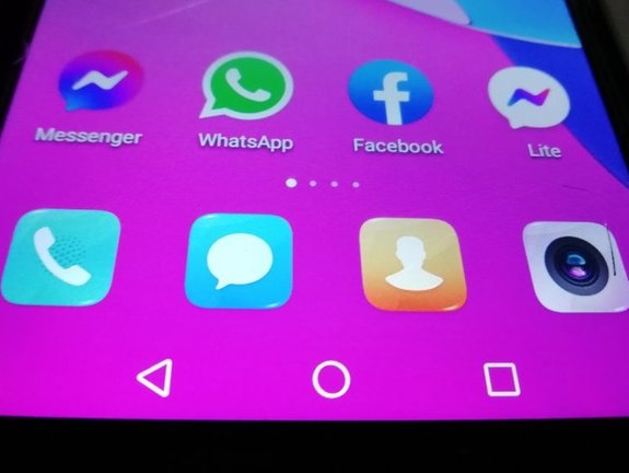 Ekran telefonu na którym znajdują się ikony aplikacji.