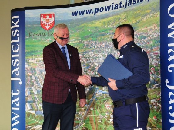 Zastępca Komendanta Powiatowego Policji w Jaśle wręcza Staroście Jasielskiemu podziękowania