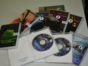 fotografia przedstawia ułożone na stoliku płyty CD zawierające filmy profilaktyczne