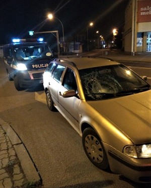 Radiowóz policyjny oraz pojazd skoda octavia którym kierujący potrąciła przechodzącą przez przejście kobietę
