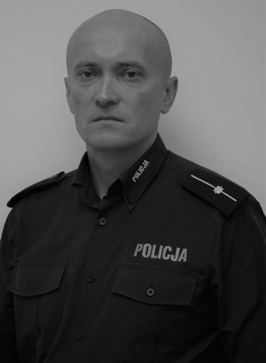 Czarnobiała fotografia zmarłego policjanta w mundurze.