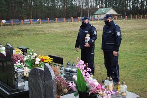policjanci na cmentarzu, odwiedzający zmarłych