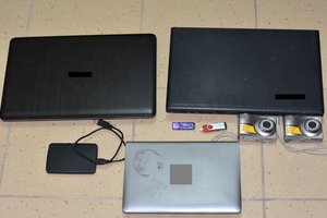 trzy laptopy, pendrive oraz dwa aparaty fotograficzne zabezpieczone podczas przeszukania