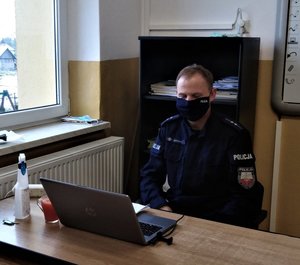 Policjant podczas zajęć online