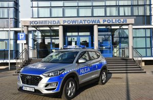Nowy radiowóz przed budynkiem Komendy Powiatowej Policji w Jarosławiu