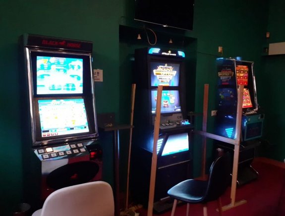 Trzy automaty do gier hazardowych w lokalu