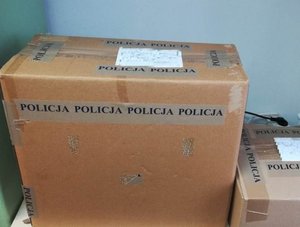 2 pudełka, napis policja