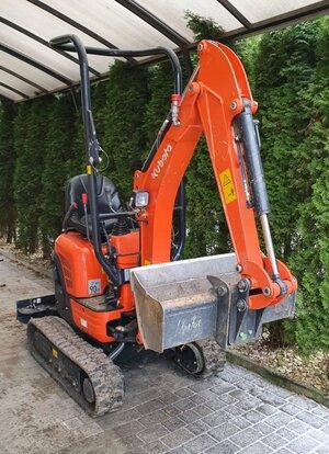 koparka w kolorze czerwonym