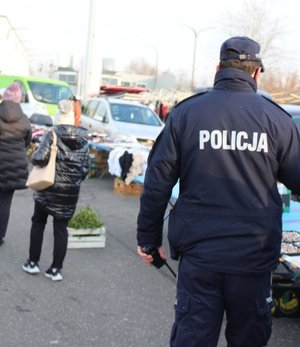 Dzielnicowi podczas patroli na miejskim targowisku w Tarnobrzegu
