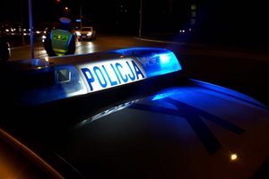 Belka policyjnego radiowozu - zdjęcie w porze nocnej. Zdjęcie: Archiwum KWP w Rzeszowie.