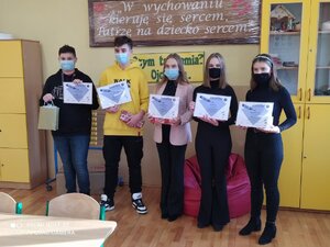 Laureaci konkursu - od lewej dwóch chłopców i trzy dziewczynki. Wszyscy trzymają dyplomy.