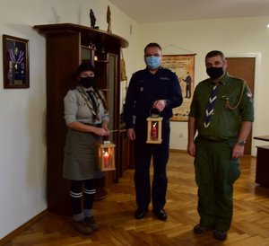 Harcerze i Komendant Wojewódzki Policji w Rzeszowie podczas przekazania betlejemskiego światełka pokoju