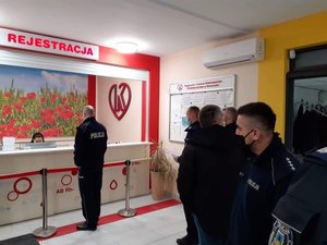 na fotografii policjanci stojący w kolejce do Regionalnego Centrum Krwiodawstwa i Krwiolecznictwa w Rzeszowie