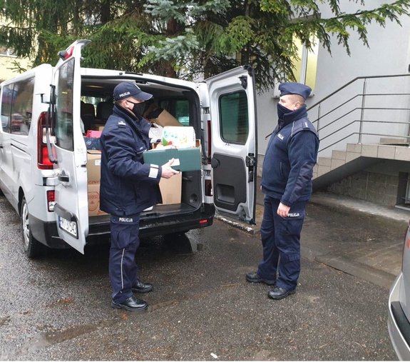 Komendant Powiatowy Policji w Mielcu podczas pakowania samochodu produktami dla dzieci