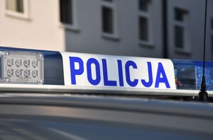 Napis Policja na sygnalizatorze świetlnym