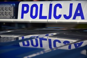 Belka policyjnego radiowozu z napisem Policja