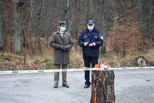 Na zdjeciu komendant komisariatu i Nadleśniczy otwierają miejsce postojowe.