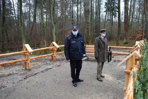 Na zdjęciu komendant komisariatu i Nadleśniczy stoją w wydzielonym miejscu przeznaczonym do odpoczynku.