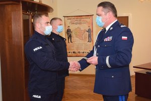 Dwaj nowo przyjęci policjanci ślubują w gabinecie Komendanta Wojewódzkiego Policji. Na zdjęciu dwaj policjanci oraz nadinspektor Henryk Moskwa.