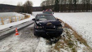 Zdjęcie przedstawia drogę z Krasiczyna do miejscowości Korytniki. Droga zaśnieżona po prawej stronie zdjęcia widoczny jest samochód m-ki Audi z uszkodzona pokrywa silnika, za pojazdem stoi dwoch strażaków . Z lewej strony zdjęcia widać barierkę od tz. mostku w kolorze żółtym