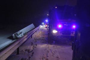 Kolizja drogowa w Chmielowie. Ciężarówka z naczepą spadła z wiaduktu