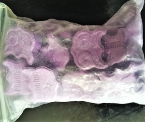 W woreczku strunowym znajdują się fioletowe tabletki z napisem PANAMA