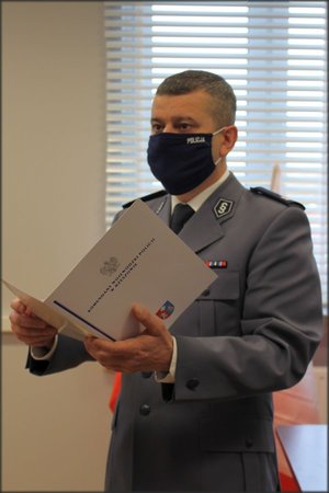 Komendant Miejski Policji w Tarnobrzegu odczytuje rotę ślubowania