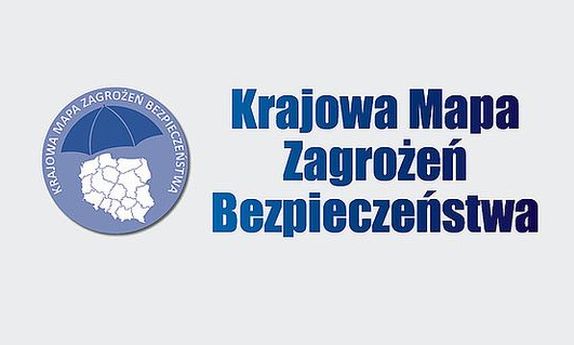 Zdjęcie kolorowe z prawej strony napis &quot;Krajowa Mapa zagrożeń Bezpieczeństwa(na błękitnym tle , napis koloru białego. Po lewej stronie widoczne logo- Koło w środku koła zarys mapy polski kolorem białym , a nad mapą rozłożony parasol koloru niebieskiego. Do okoła okręgu napis &quot;Krajowa Mapa Zagrożeń Bezpieczeństwa.