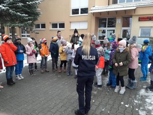 policjantka podczas spotkania przed budynkiem szkoły SP nr 7 w Mielcu wraz z dziećmi i nauczycielkami