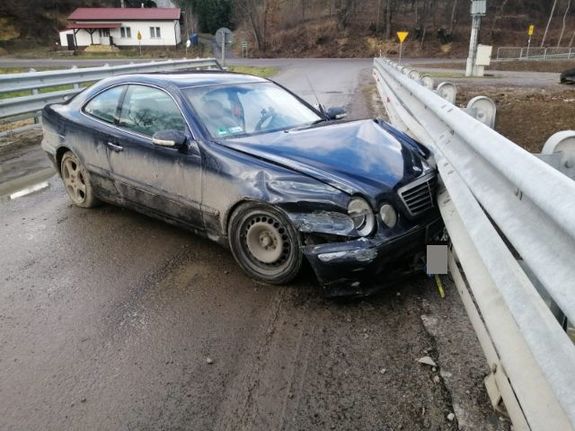 Pojazd marki mercedes uderzył w bariery ochronne mostu