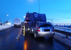 Na zdjęciach pojazdy uczestniczące w zderzeniu wojskowy pojazd medyczny Rosomak i wbity w jego tył samochód marki Kia.