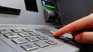 Na zdjęciu widoczny bankomat z cyframi do wprowadzenia pinu, przy pomocy którego pobieramy z konta gotówkę.