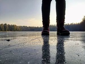Osoba stojąca na lodzie