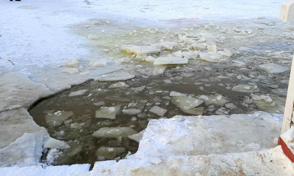 Fragment załamanego lodu na zbiorniku wodnym