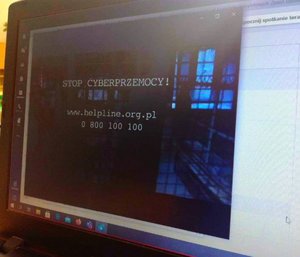Monitor na którym wyświetlony jest tekst o treści Stop cyberprzemocy
