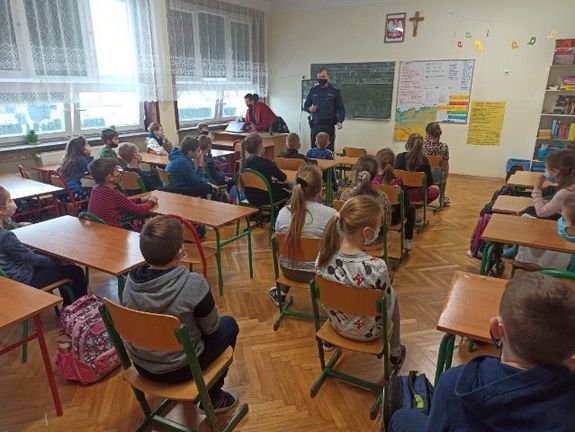 Spotkanie policjanta z uczniami szkoły podstawowej w Woli Baranowskiej