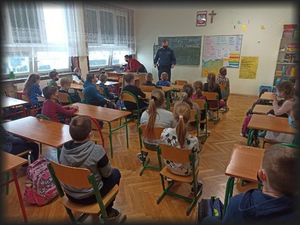 Spotkanie policjanta z uczniami szkoły podstawowej w Woli Baranowskiej