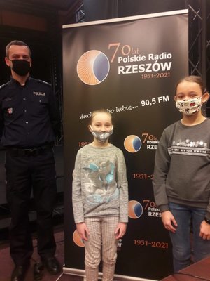 Policjant w Polskim Radiu Rzeszów podczas audycji skierowanej do młodych słuchaczy