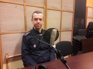 Policjant w Polskim Radiu Rzeszów podczas audycji skierowanej do młodych słuchaczy