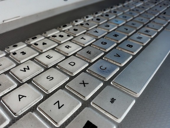 Zdjęcie klawiatury komputerowej w czarno - białym kolorze