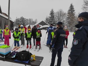 policjanci podczas spotkania z dziećmi na stoku narciarskim w ramach akcji kręci mnie bezpieczeństwo na stoku