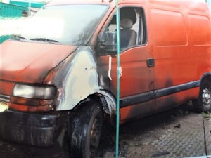 Samochód marki renault i uszkodzenia po jego podpaleniu
