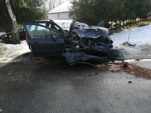 zdjęcie miejsca wypadku, przedstawia uszkodzony pojazd marki peugeot
