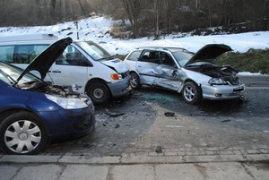 1 zdjęcie przedstawia drogę ul. Sanocką w Przemyslu na której doszło do zdarzenia drogowego. Przedstawione na zdjęciu są trzy rozbite pojazdy srebrna toyota, mercedes Vito w kolorze białym oraz granatowy Citroen.