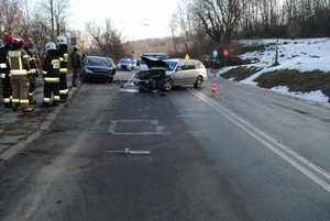 zdjęcie przedstawia drogę ul. Sanocką w Przemyślu na której doszło do zdarzenia drogowego. Przedstawione na zdjęciu są cztery rozbite pojazdy srebrna toyota, mercedes Vito w kolorze białym, granatowy Citroen oraz zielony fiat Seicento. Z lewej strony stoi pięciu strażaków.