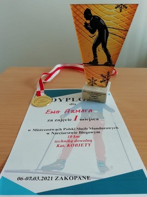 zdjęcie dyplomu, pucharu i medalu za zajęcie I miejsca w Mistrzostwach Polski w biegach narciarskich