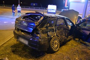 Zdjęcie kolorowe przedstawia ul.Zadórzańska w Przemyślu . Na przednim planie widoczny samochód osobowy m-ki alfa Romeo , pojazd jest uszkodzony po kolizji. W tle po lewej stronie   widać dwóch mężczyzn , strażaka oraz policjanta .Po prawej stronie stoi radiowóz policyjny