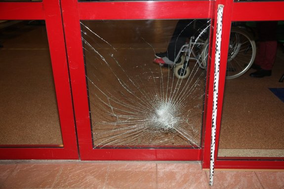 na zdjęciu widoczna pęknięta szyba w drzwiach wejściowych na SOR, którą uszkodził  mężczyzna.
