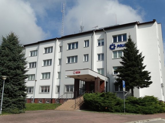Budynek Komendy Powiatowej Policji w Ropczycach widziany od ul. Piłsudskiego