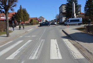 miejsce zdarzenia drogowego w Krośnie, na środku skrzyżowania uszkodzona toyota